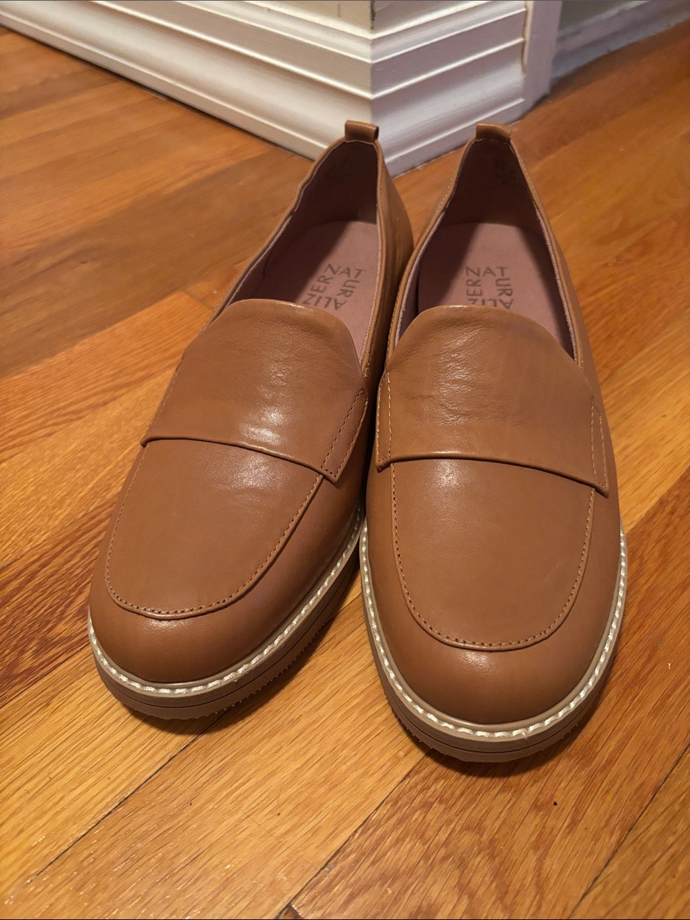 Naturalizer Women’s Tan Leather Slip-On Loafers 8W Wide Width Never Worn